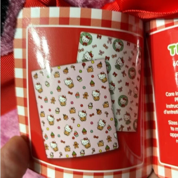 *CLEARANCE**NWT 2 HELLO KITTY GINGERBREAD MAN & WHITE WREATH CHRISTMAS THROWS - Picture 3 of 12